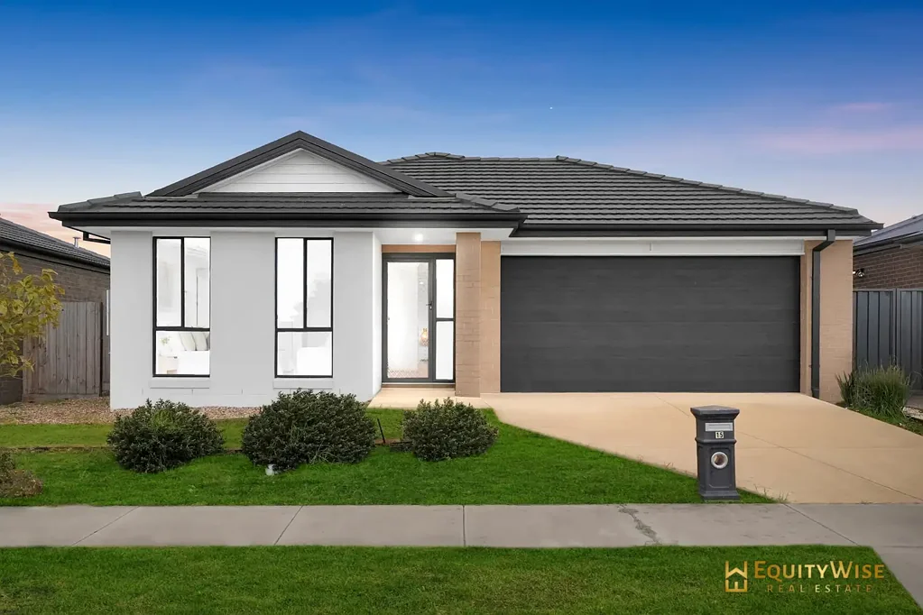 Wyndham Vale 4房 优越地段！步行可达学校、商店、托儿所！ Central Location! Walk To Schools, Shops, Child Cares!
