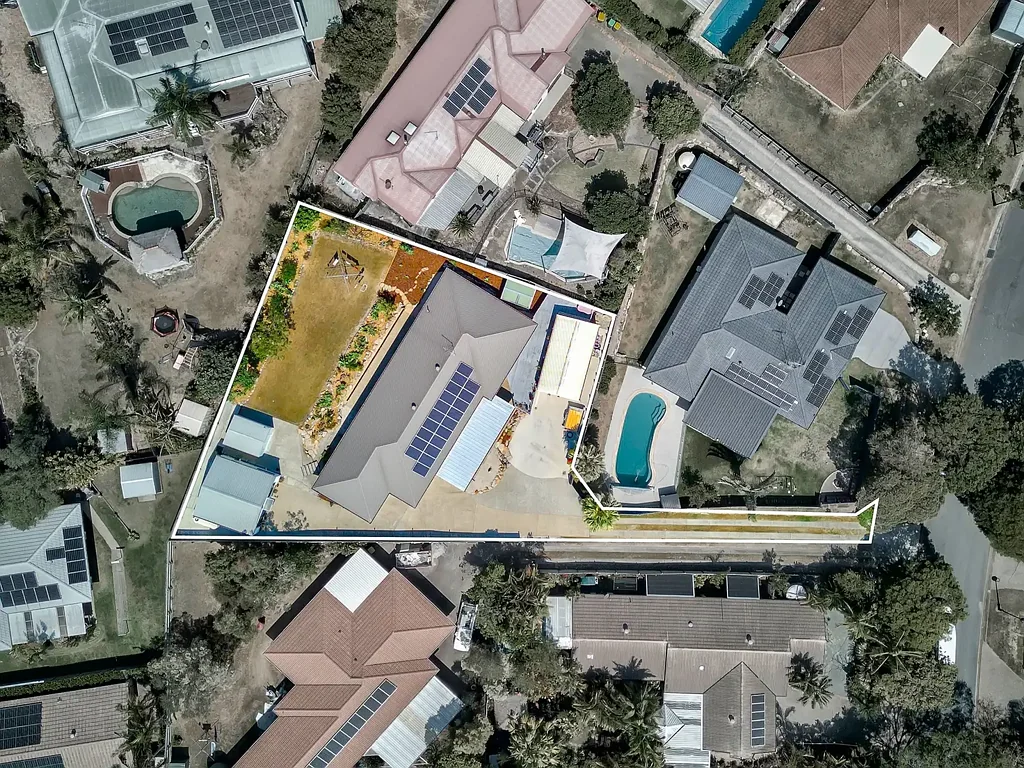 Ferny Grove 6 Slaapkamer Low-Set 5 Bed House + Shed + Granny Flat on 1,162sqm