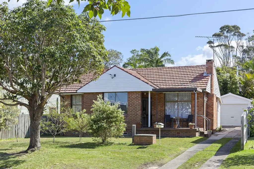 Dee Why 3房 绿树街道砖房 467㎡近水平地 三卧灵活空间 阳光后院 平坦草坪 便捷公交服务 家庭温馨之选 Classic brick home with sunny yard in prized street
