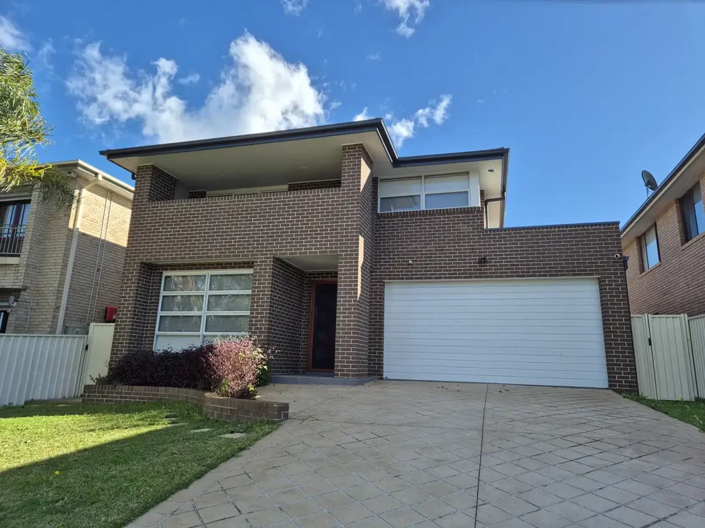 Beautiful, Spacious & Modern, 5 Bedroom Brick Family Home!!!