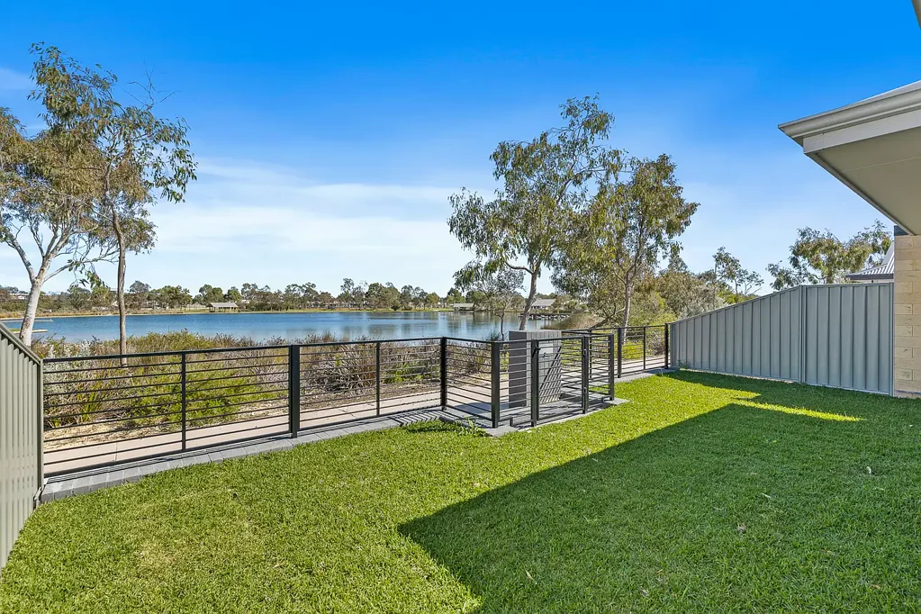 South Yunderup 4침실 Sleek New Build with Alfresco Lake Views