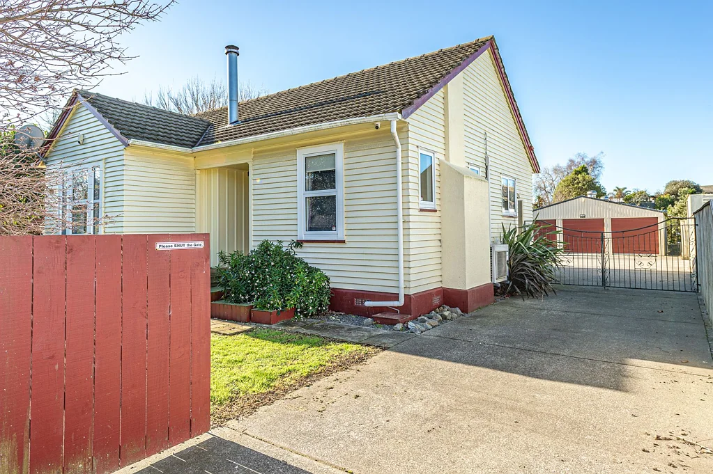 Wanganui East 3房  A warm wooden glow -  Triple car garaging!