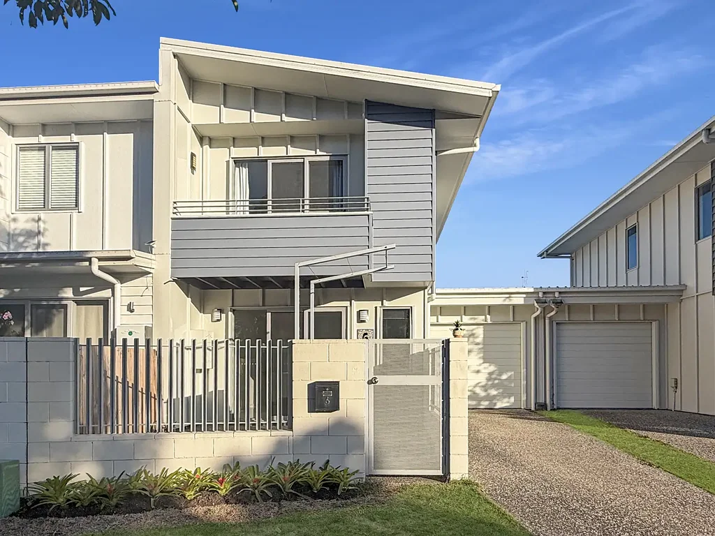 Modern Low Maintenance Living Opposite Parkland