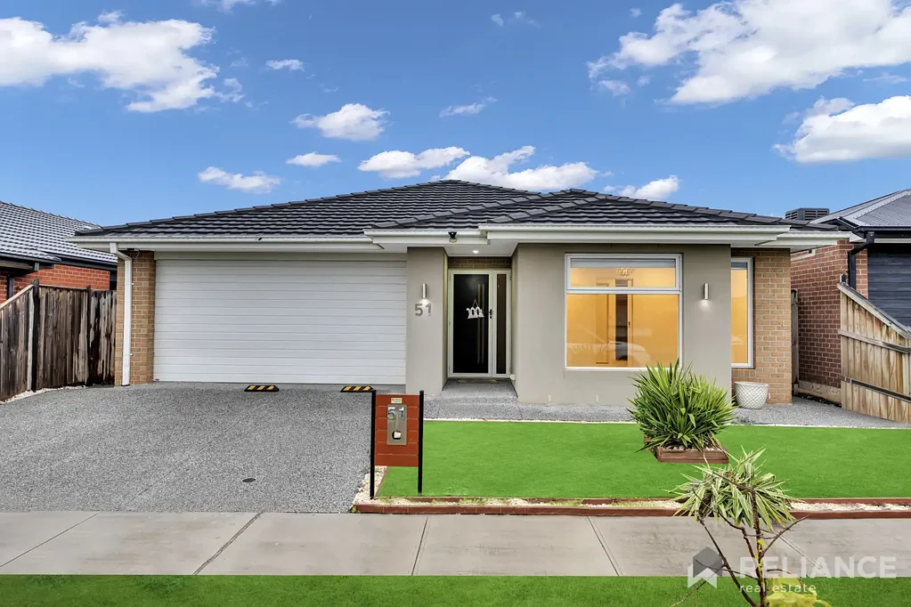 BIG SPACIOUS FAMILY HOME WITH MULTIPLE LIVING ROOMS & SOLAR PANELS
