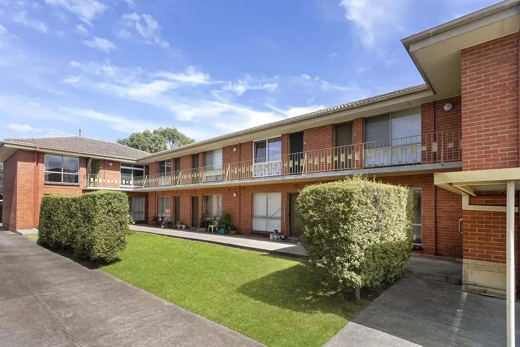 NEAT ONE-BEDROOM APARTMENT CLOSE TO CARNEGIE STATION