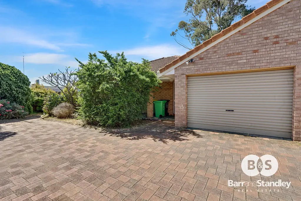 Brunswick 3房  Charming Brunswick Unit With Spacious Outdoor Patio