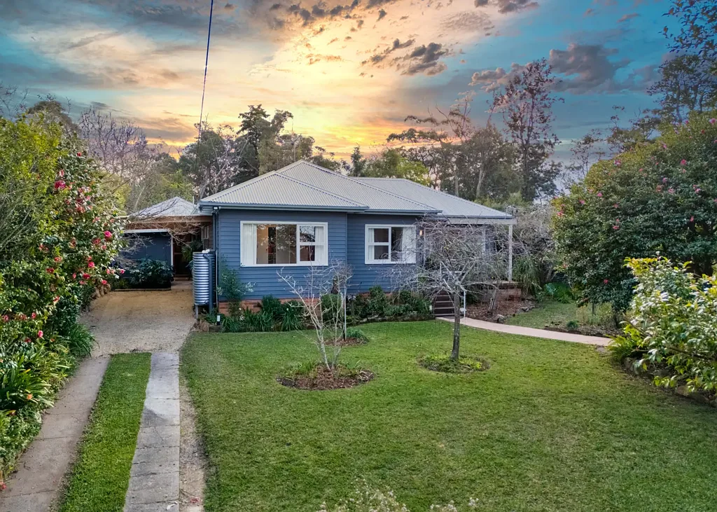 Faulconbridge 5Habitaciones Renovated Family Sanctuary with Space, Style and Stunning Gardens - Open Home Saturday 4th July, 10am - 10.20am.
