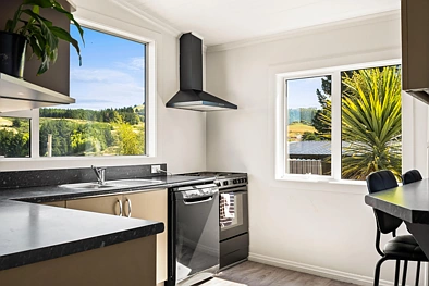 Burnside 3房  Refreshed 3 Bedroom Home - Still Available