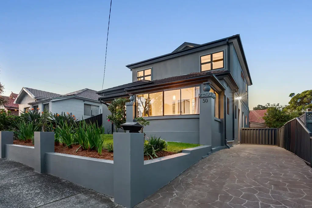Botany 6 Slaapkamer Generous Freestanding Home with Light Filled Interiors & Versatile Living