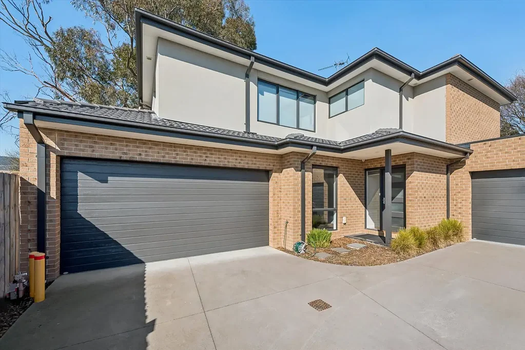 Spacious Townhouse with Multiple Living Areas