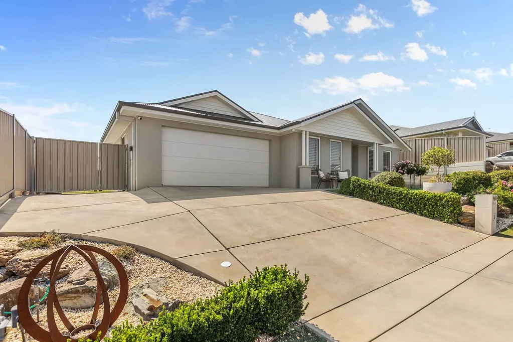 11 Nolan Street, Lloyd, NSW 2650