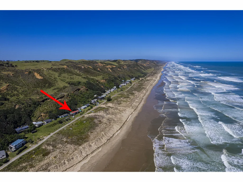 Te Kopuru 3Moenga Lifes a beach at Glinks Gully