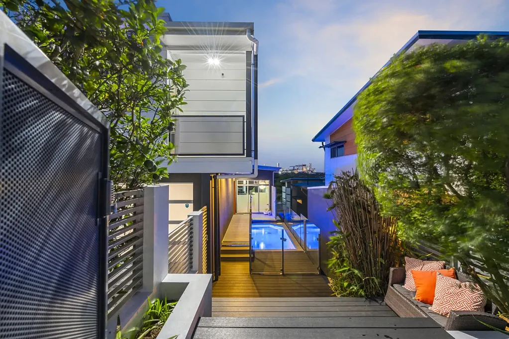 Yeronga 4房 奢华之巅：从 Yeronga 最佳观景点俯瞰城市全景 The Crest of Luxury: Panoramic City Views from Yeronga's Finest Vantage Point