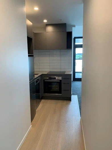 Modern Near New 1 Bedroom Apartment In Prime L...
