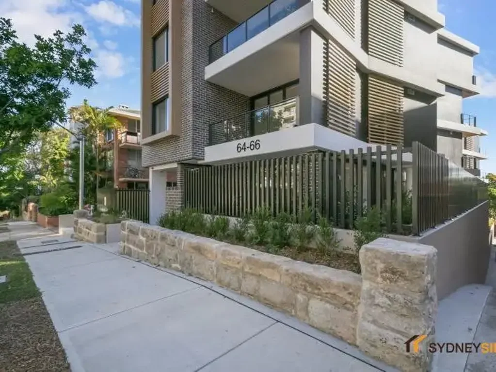 Contemporary Courtyard Apartment with Expansive Terrace