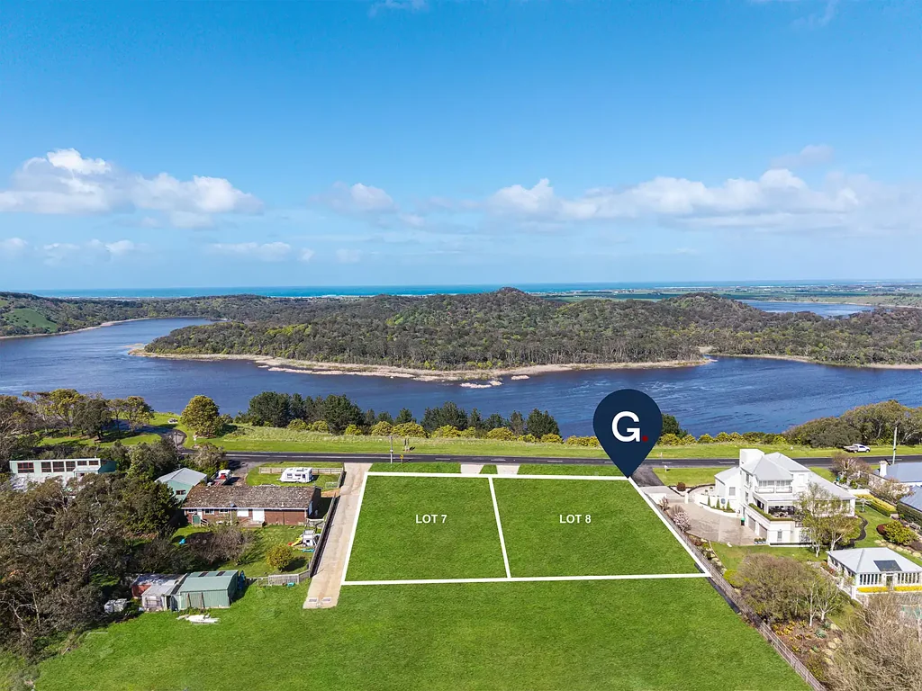 Koroit Elevated Outlook by the Lake