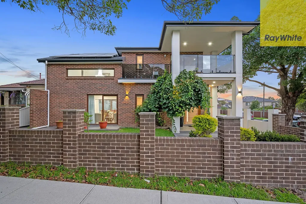 Revesby 5Kwarto Architectural Contemporary Luxury in a Solid Double-Brick Home with Expansive Living Zones