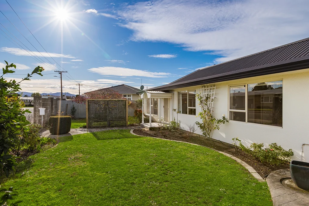 Redwoodtown 3房  Well loved. Well located. Welcome home.