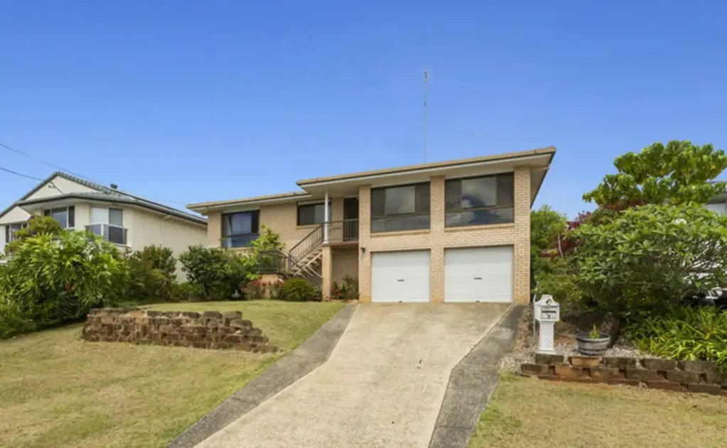 East Banora Beauty with Ocean Views!