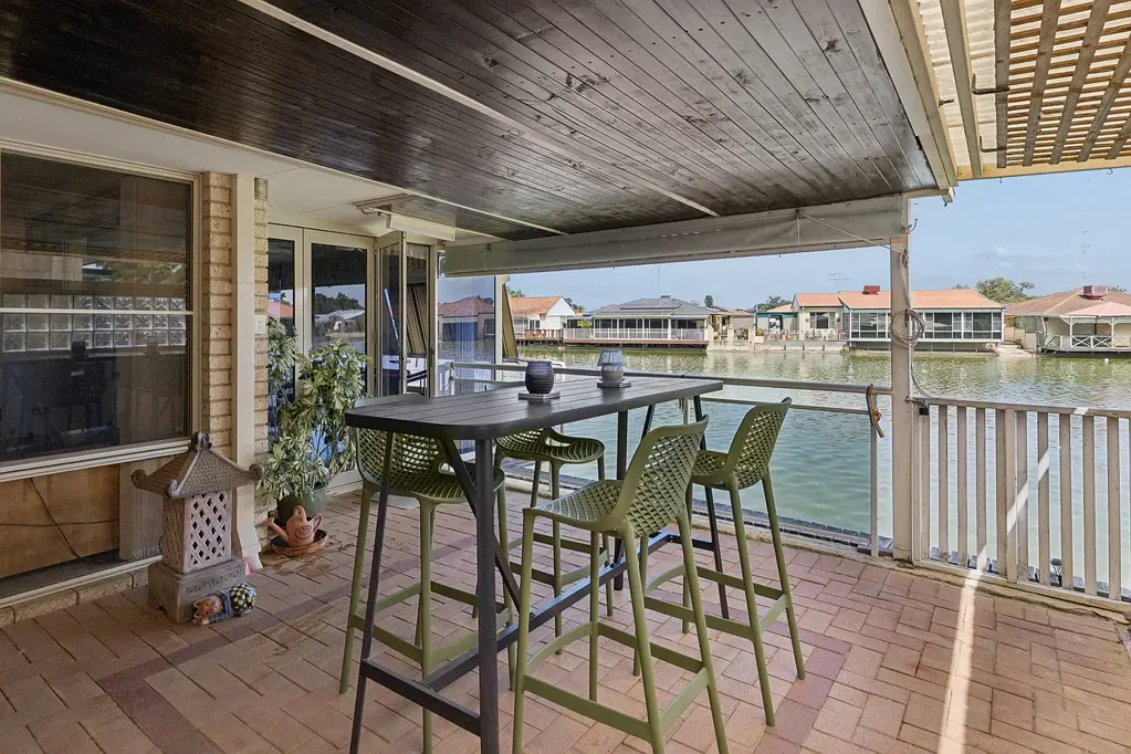 25 Lakes Crescent, South Yunderup, WA 6208