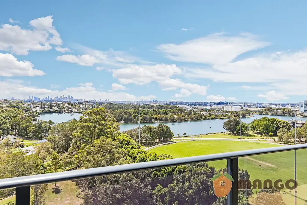 Wolli Creek 2房 全新精装两居 11楼朝北 俯瞰城市公园 现代厨房石材台面 欧洲电器 设计师卫浴 木地板铺装 NBN高速网络 阳台公园景 安全车位健身房 Spectacular View of Sydney Tower and Park Field with Big Study Area