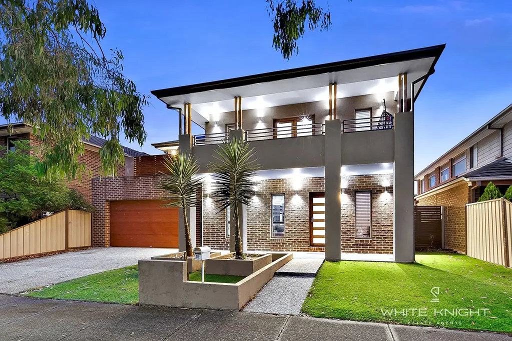 Burnside Heights 4غرفة نوم PARK FACING LARGE FAMILY HOME WITH DRIVE THROUGH GARAGE!