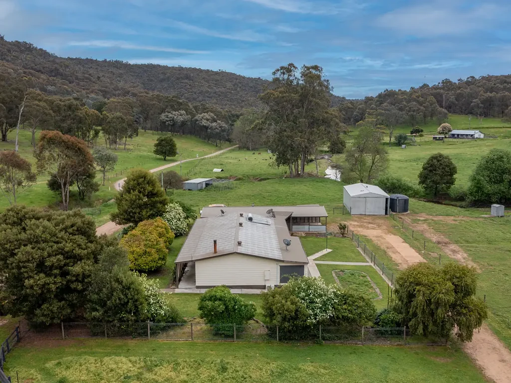Molyullah Unique 3 Acre property on the Watchbox Creek at Molyullah