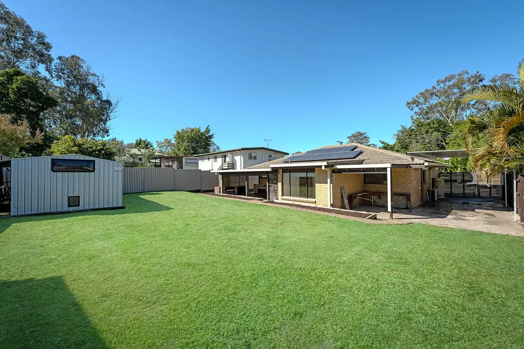 Petrie 3chambre Move-In Ready with Solar, Tesla Battery and Modern Updates