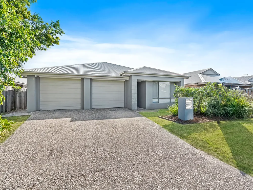 Pimpama 5બેડરૂમ 2 DUPLEXES UNDER 1 ROOF! Twice the Rental Income! Two separately tenanted residences on the one title!