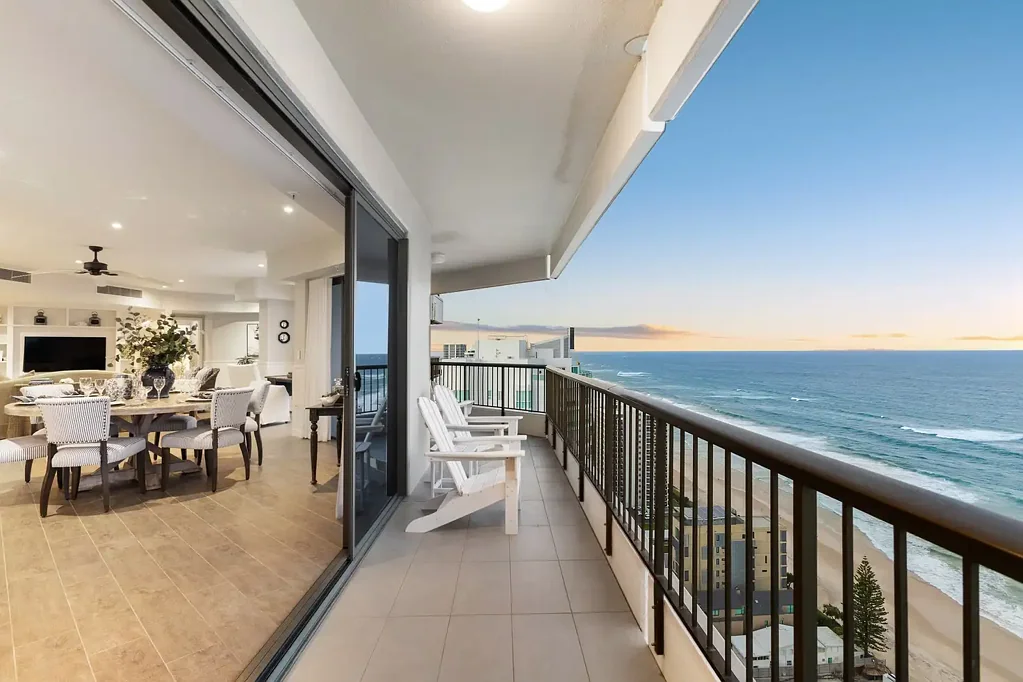 Main Beach 4બેડરૂમ Sub-Penthouse Luxury: Sweeping Views and Timeless Design