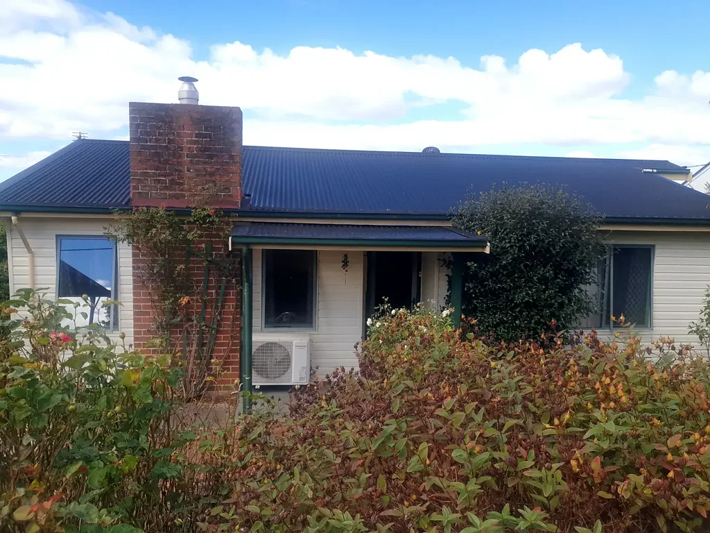 Upper Burnie 2 Slaapkamer Neat Cottage with Flexible Living & Elevated Outlook