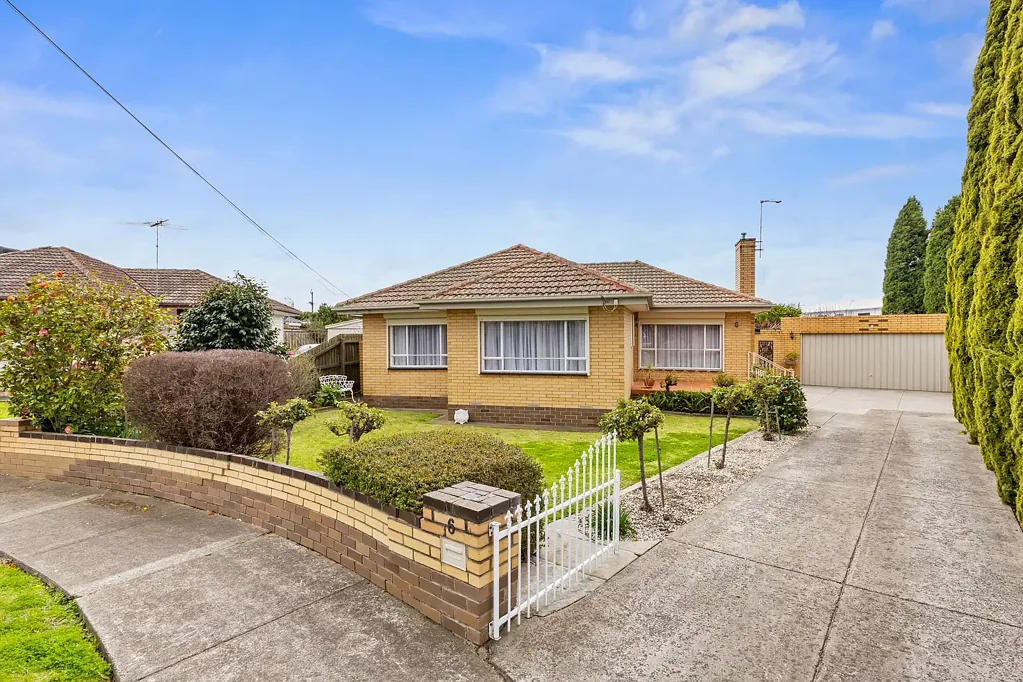 Coburg North 3房 宽敞庭院住宅 715㎡大地 翻新石材厨房 现代电器设备 宽敞三卧 四车位车库 步行便利设施 Spacious Family Living with Lifestyle Convenience