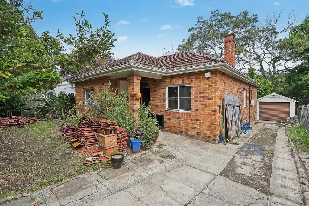 Lane Cove 3房 宽敞621sqm地块 15m宽前沿 靠近小学公园 交通便利 沉寂死胡同 潜力无限 A Blank Canvas in a Prime Family Pocket