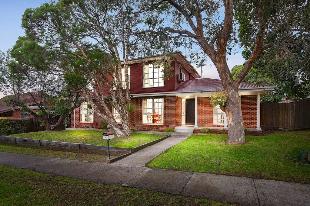 Frankston 5침실 The Brief: Spacious Family Living with Poolside Appeal in Frankston Heights