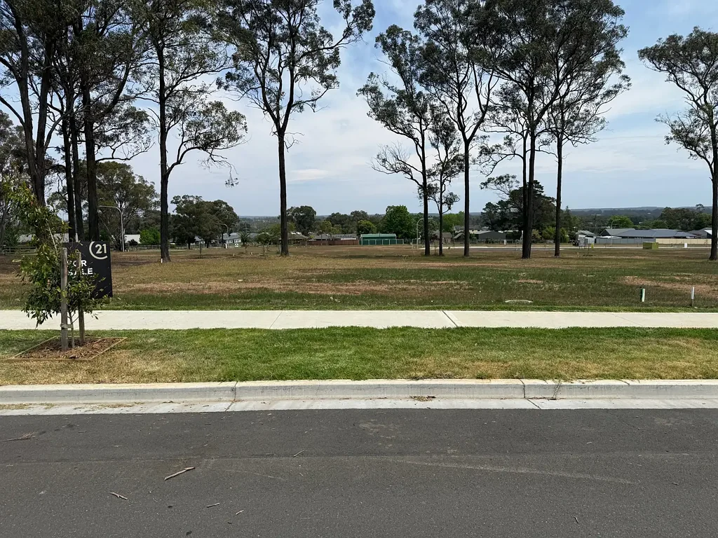 Thirlmere !!!Land now registered...Build Now! Glorious elevated 866m2!!!
