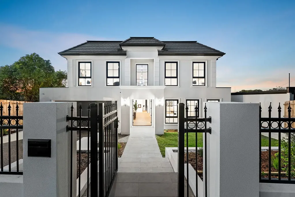 Templestowe Lower 5房 五卧五卫奢宅  大宅地  三车车库  美食厨房  开放式布局  主卧套房  优质装修  便捷交通 Luxury Family Living with Five Ensuites, Triple Garage & Exceptional Entertaining