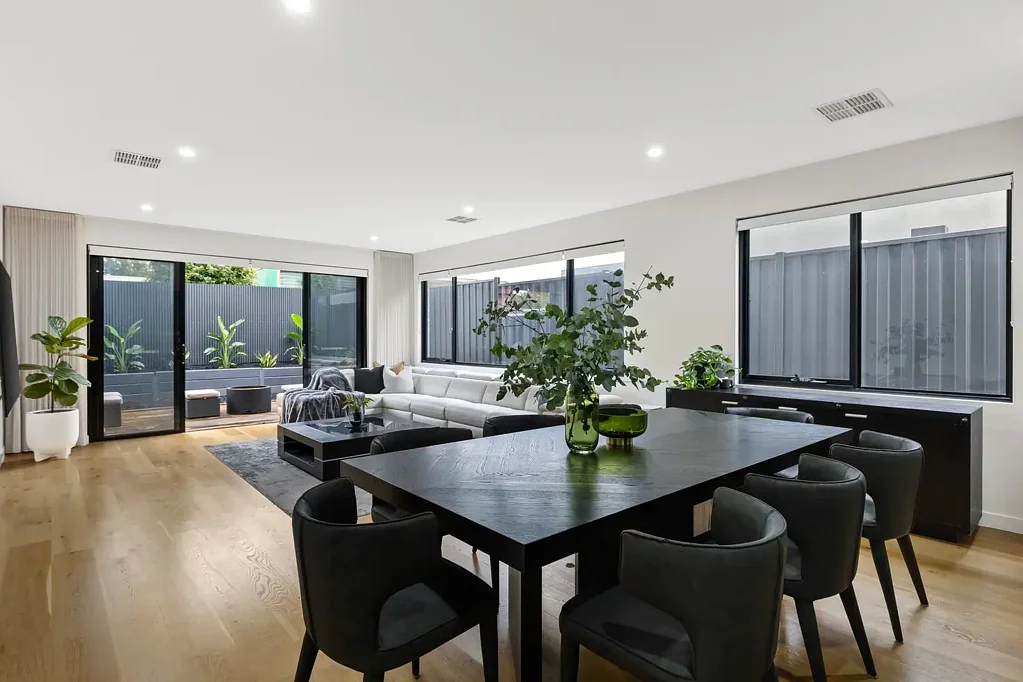 Essendon 4Phòng ngủ Generous luxury living