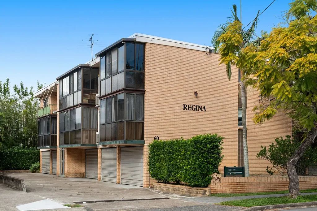 Greenslopes 2ਬੈੱਡਰੂਮ Generous apartment living – Steps to Stones Corner + city convenience