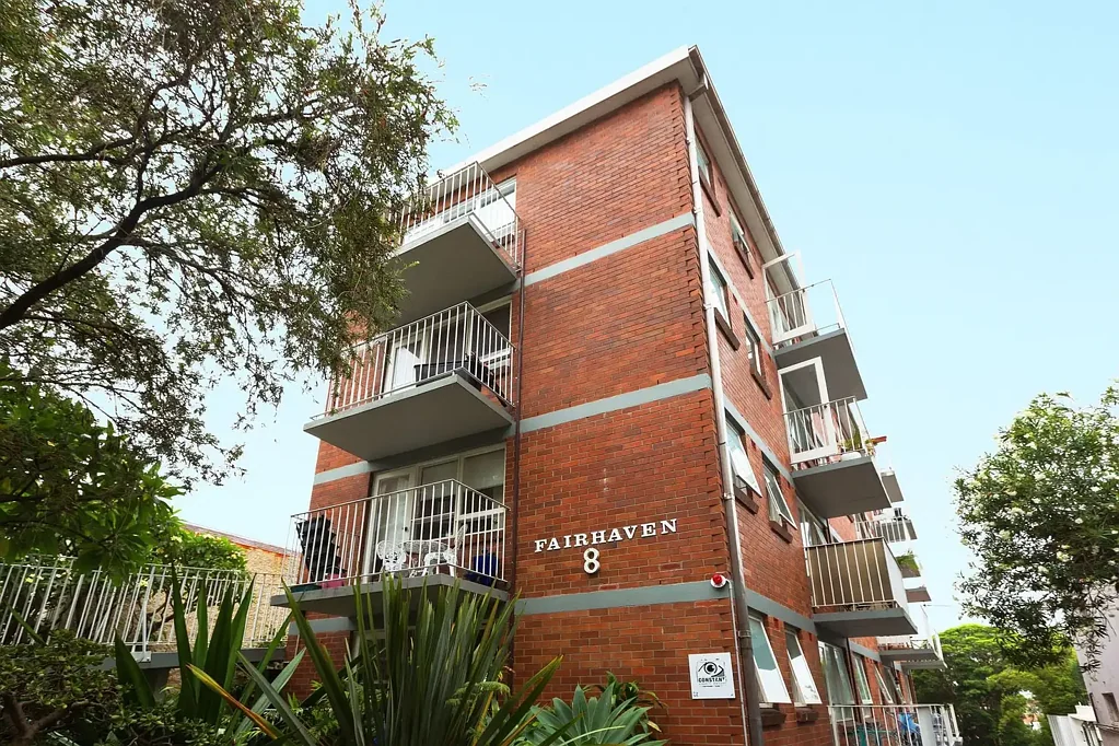 Gorgeous, Top Floor Studio Apartment with Parking and Views!