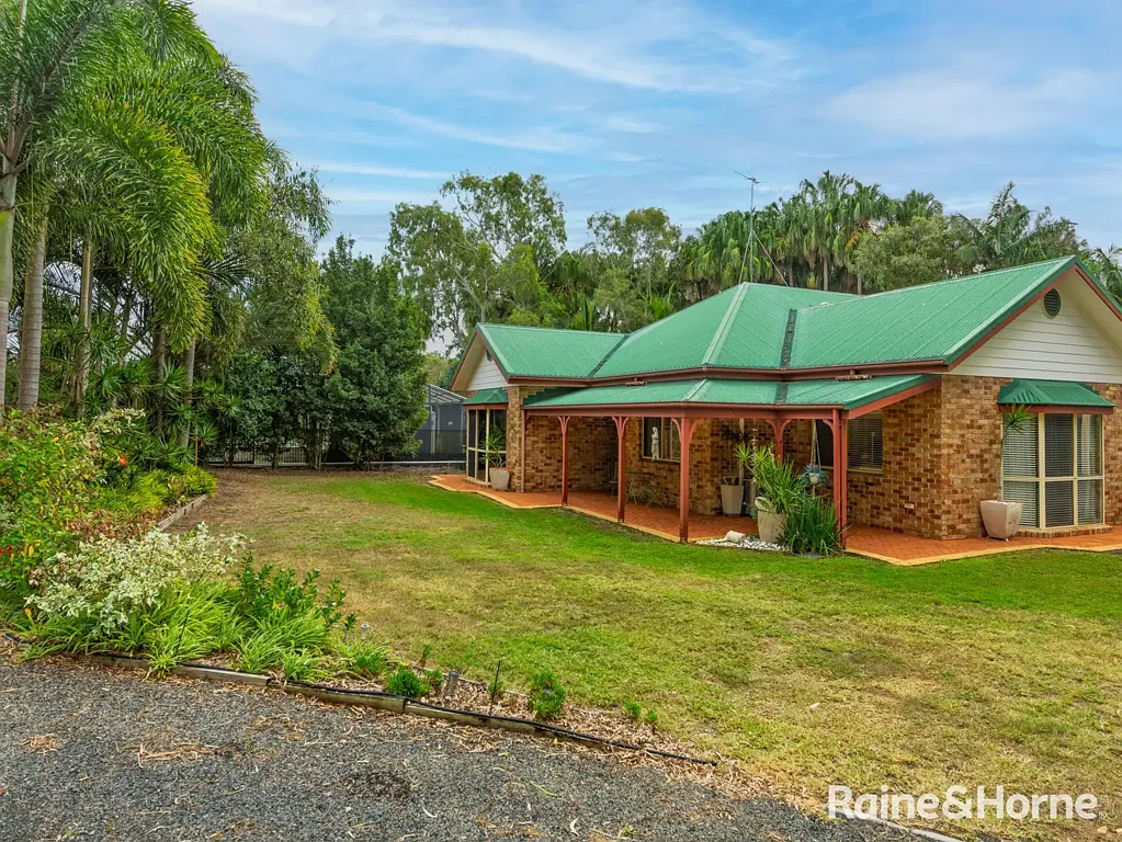 Moore Park Beach 4Phòng ngủ Don't Miss This: Coastal Living - 4 Bedroom Brick on 3,209m2 with Huge Shed + Pool