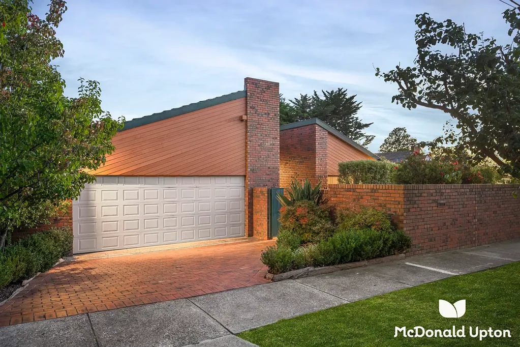 Essendon 3房 建筑师设计住宅 宽敞869sqm地块 18m宏伟临街面 主卧带套间浴缸 两独立起居区 大型三车位车库 优质地段精英学校 Prestige Mar Lodge Living!