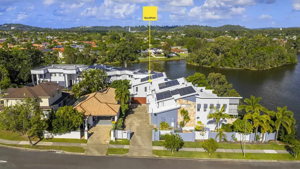 Varsity Lakes 5房  Spacious Tri-Level Waterfront Living in a Prime Varsity Lakes Position