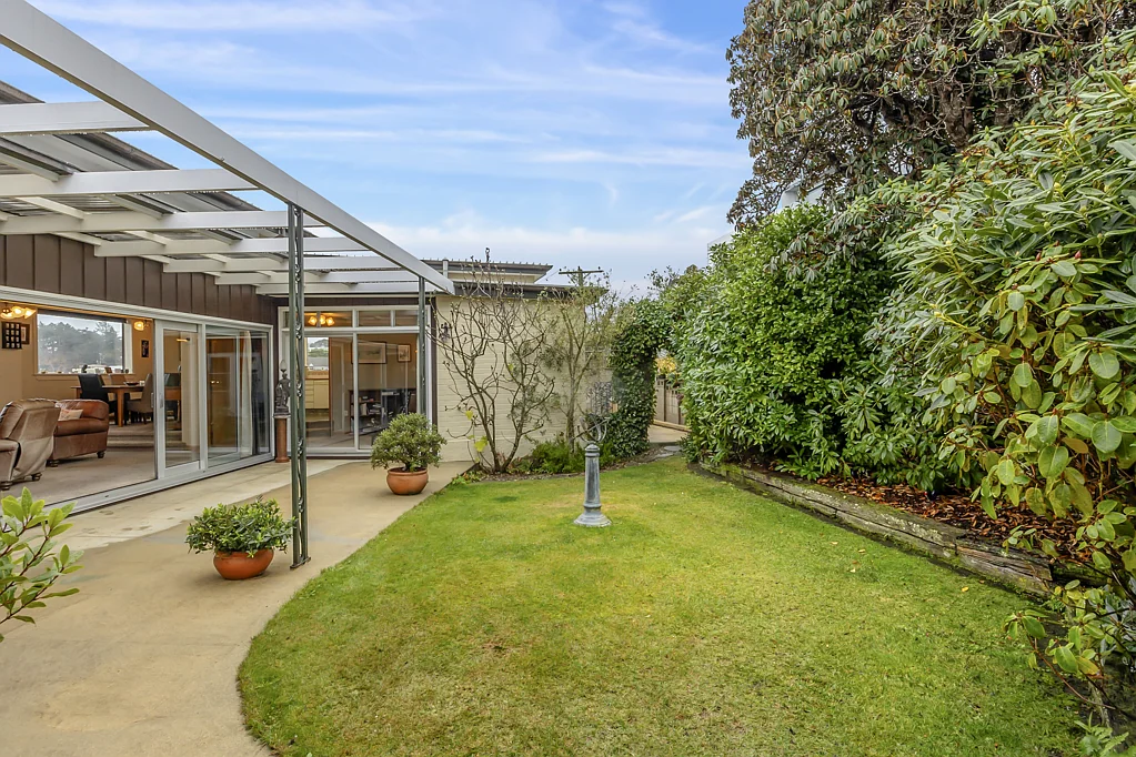 Roslyn 3Moenga Architectural elegance with a view