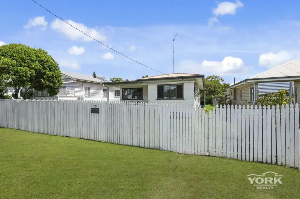 Newtown 3 Bedroom Spacious Family Home! Two Street Access!
