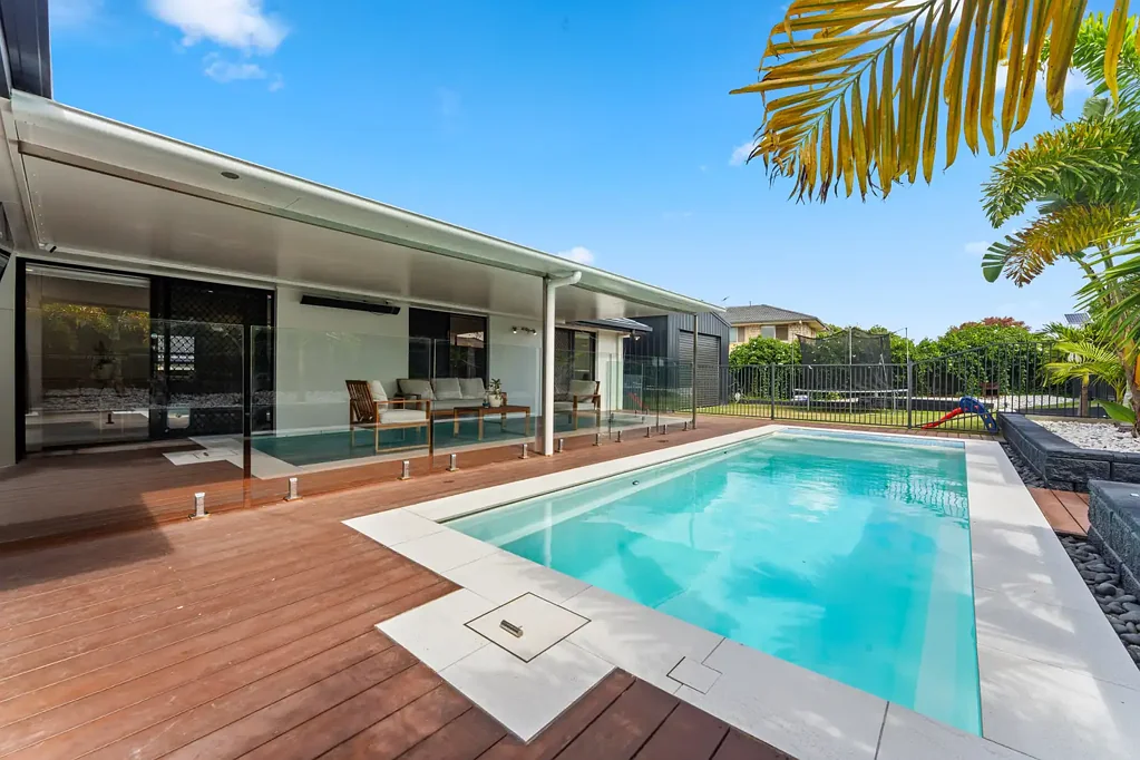 Ormeau 4房  IMMACULATE FAMILY ENTERTAINER WITH SIDE ACCESS, POOL & LARGE SHED