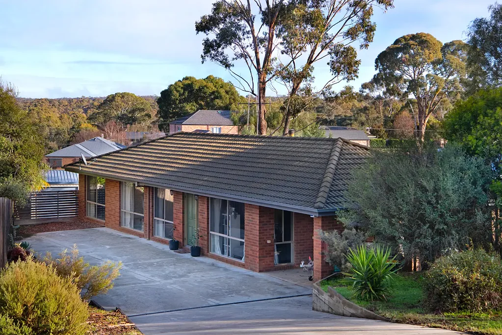 Castlemaine 4 Bedroom Smart Start in Kaweka Locale – Great Garage & Secure Yard!