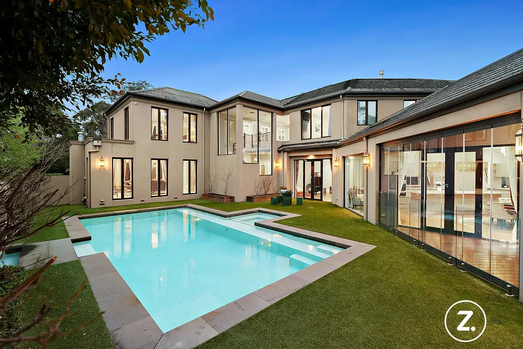 Mount Waverley 6房 法式风格家园 高地景观泳池 奢华主套房 Miele定制厨房 行政办公室 学区房 6星节能 French-Inspired Masterpiece with Poolside Luxury in the Heart of Mount Waverley