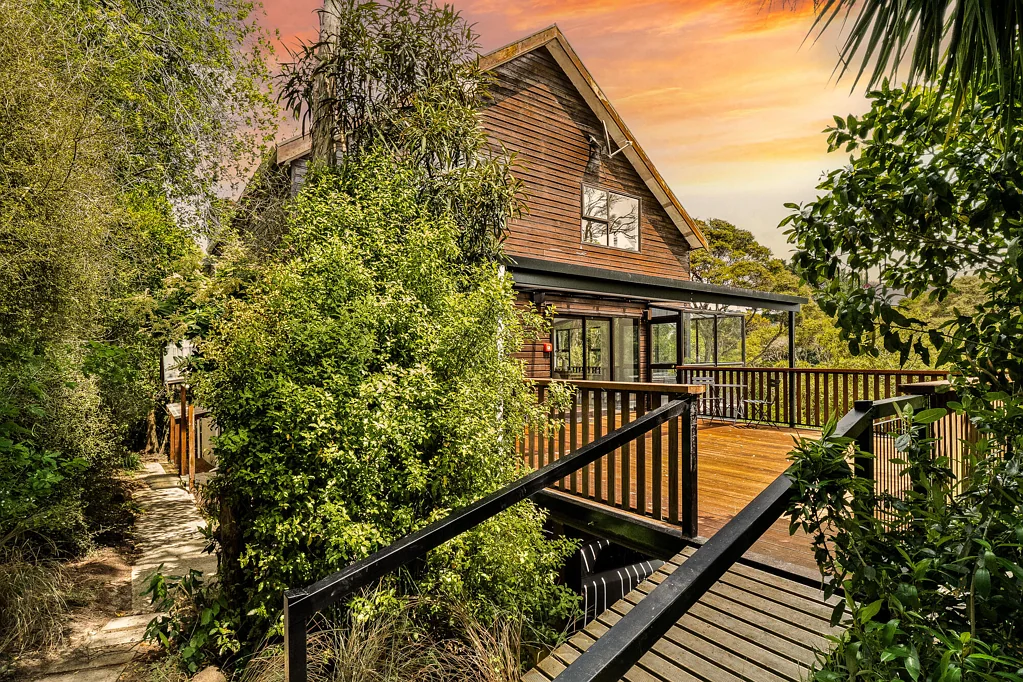 Waitati 5房  Sunny 4-Bedroom Home Amongst the Trees