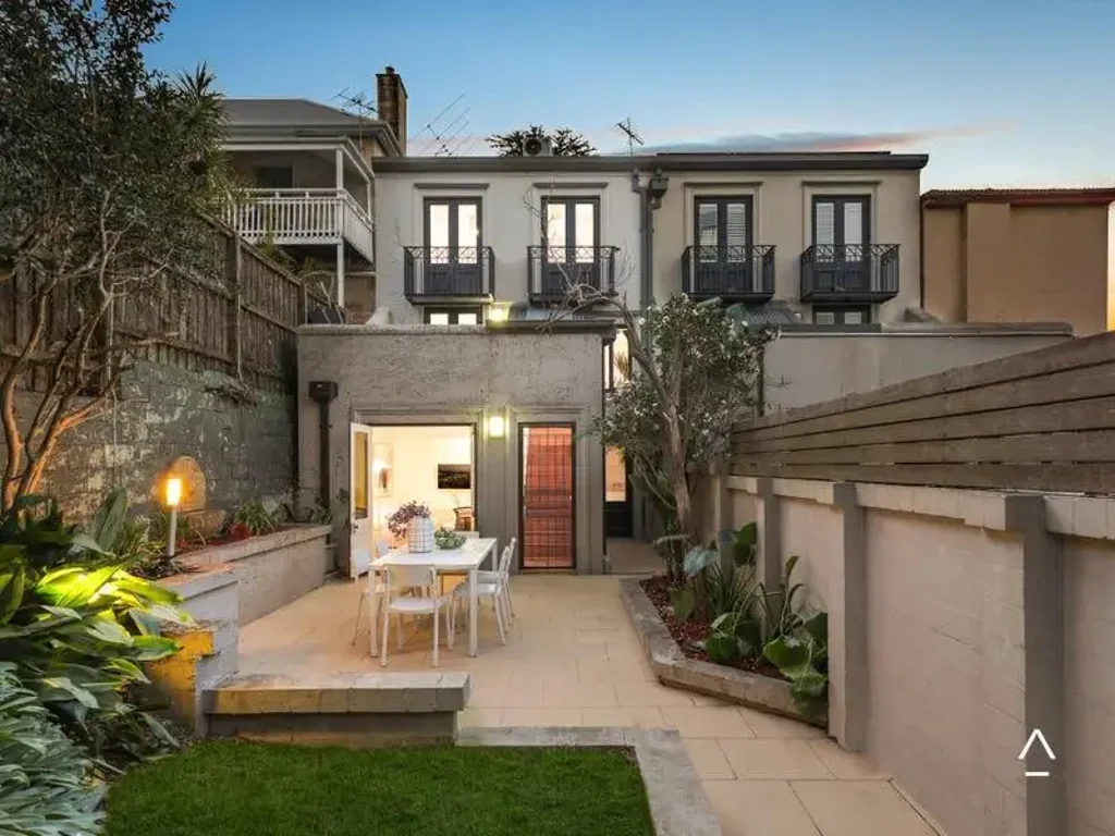 Elegant Family Home in a Prestigious Peninsula Setting