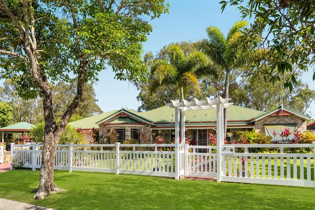 Meadowbrook 4房 Meadowbrook黄金地段 殖民风格住宅 4卧带步入式更衣室 主卧带套间浴室 成熟热带花园 接壤Riverdale Park 双车库 727m2地块 ELEGANT MODERN-COLONIAL STYLE HOME